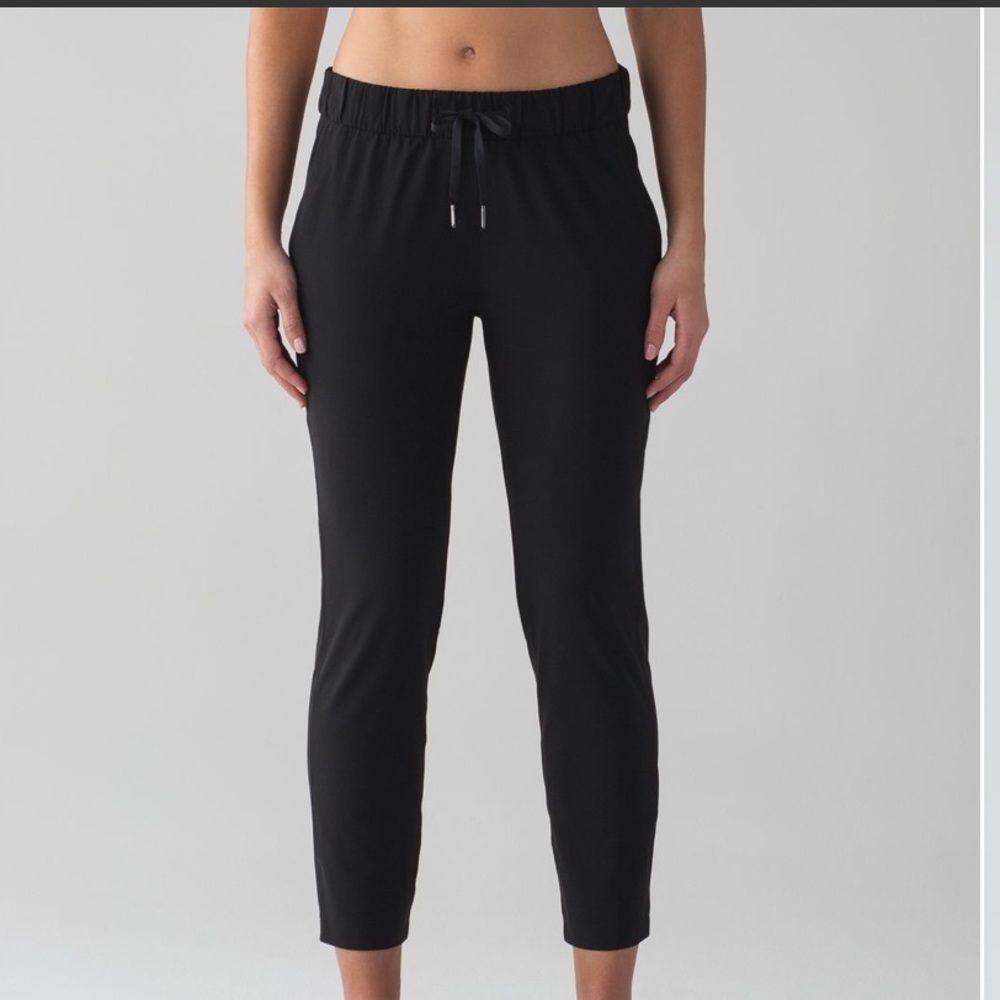Lululemon On The Fly Pant *Woven 28"
Black Size 12